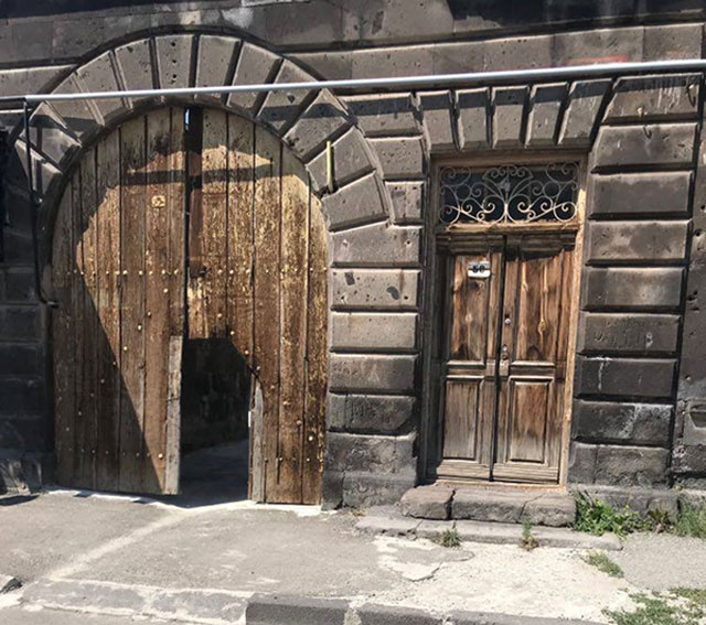 «Գյումրու քաղաքապետարանը վերածվել է հումորի տան»․ Էմիլ Գազազի ցուցասրահի հետքերով