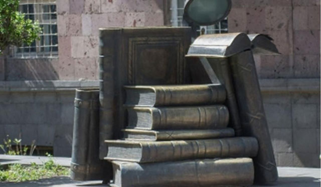 Երևանում գողացել են Խնկո-Ապոր անվան գրադարանի դիմաց տեղադրված «Ընթերցողի արձան» քանդակի լատունե գիրքը. shamshyan.com