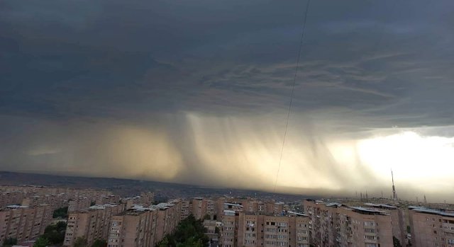 Ամպրոպային ամպն առաջացել է Արարատ լեռան լանջերին՝ այնուհետև զարգանալով ներթափանցել Երևան
