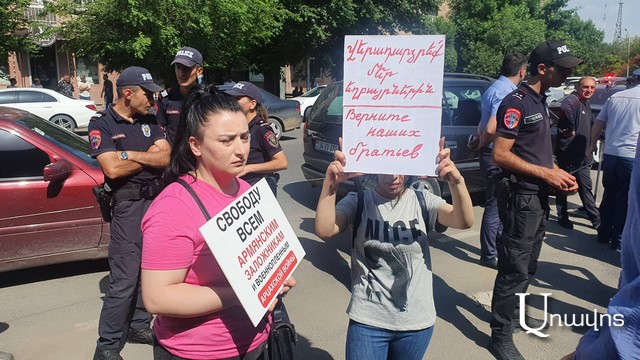 «Վերադարձրեք մեր տղաներին». բողոքի ցույց Գյումրու ռուսական հյուպատոսարանի դիմաց
