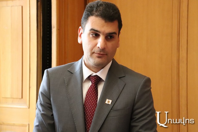 Հրաչյա Սարգսյան․ «Շենքը կառուցում են, 100% հավելադիր վաճառում են, գնում, հետո բնակիչները գալիս են պետությունից մանկապարտեզ ու դպրոց պահանջում»