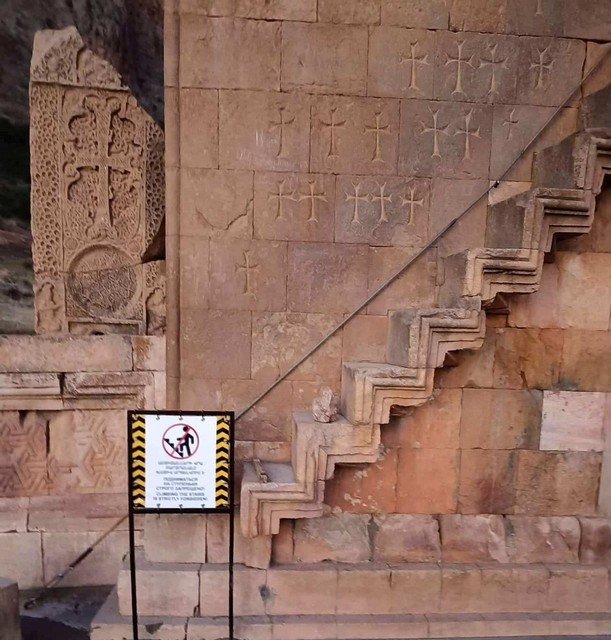 Նորավանքի սբ Աստվածածին եկեղեցու՝ դեպի երկրորդ հարկ տանող աստիճանների մոտ տեղադրվել են արգելող ցուցանակներ