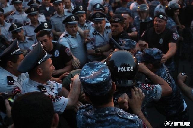 Այս պահի դրությամբ ձերբակալվել է 13 անձ. ՔԿ-ն Պռոշյան-Դեմիրճյան փողոցների խաչմերուկում տեղի ունեցած դեպքերի վերաբերյալ