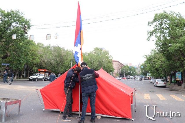 Ֆրանսիայի հրապարակում վրանների ուղղությամբ մեքենան վարած 3 անձանց ոստիկանները հետապնդել ու բերման են ենթարկել. 168.am