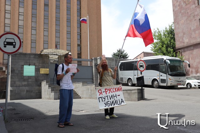 «Պուտինին դուրս եմ հանում Հայաստանից»․ ո՞վ է ՌԴ դեսպանատան մոտ ցույց անողը