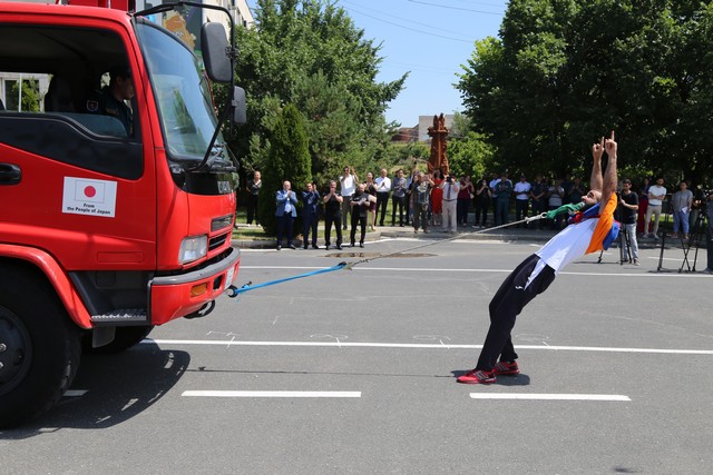 Յուրի Սաքունցը Գինեսի նոր ռեկորդ է սահմանել ատամներով տեղաշարժելով է 37,5 տոննա կշռով 2 հրշեջ մեքենա