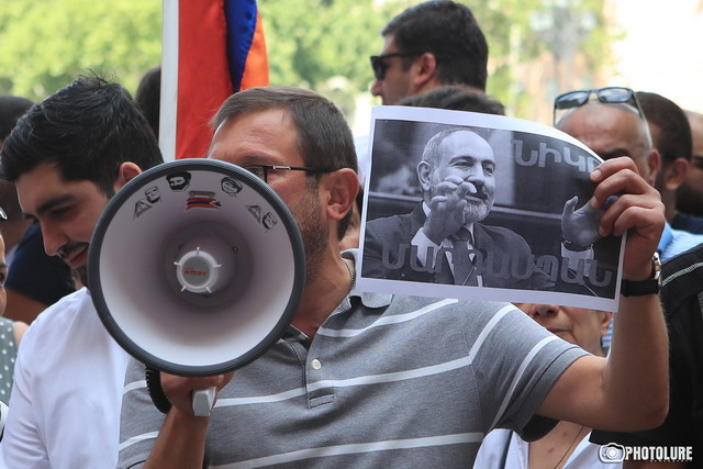 «ՔԿ-ին տեսանյութեր եմ ներկայացրել, որտեղ կարմիր բերետավորները վայրենի պահվածք են դրսեւորել, բայց որեւէ իրավական գործընթաց տեղի չի ունենում». ԱԺ ընդդիմադիր պատգամավորները հարցաքննության են հրավիրվում. «Ժողովուրդ»
