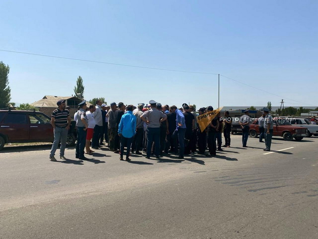 Բողոքի ցույց Գյումրի֊Երևան մայրուղում. ոտքի են կանգնել Ախուրյանի գյուղերի բնակիչները
