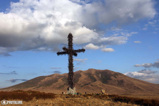 Փաշինյան․ «Հայաստանում տարերային, նույնիսկ՝ խուճապային տեմպերով խաչեր են հայտնվում, մայրուղիներին՝ խաչքարեր․ միշտ չէ, որ դրանք քրիստոնեության հետ կապ ունեն»