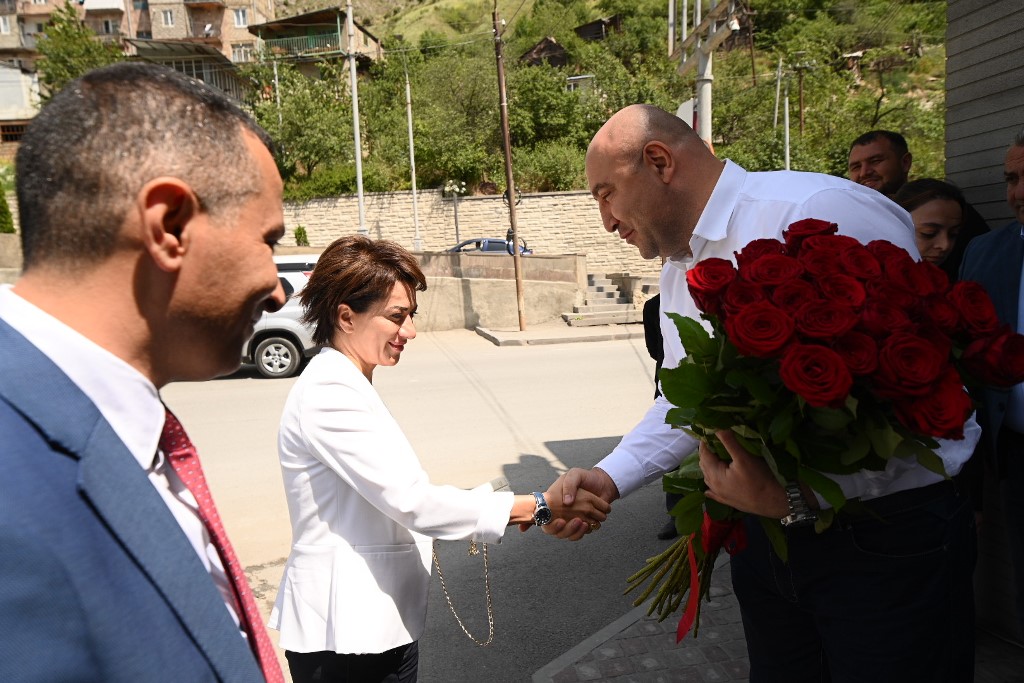 ՀՀ վարչապետի տիկինն այցելել է Քաջարան և տեսակցել 100-ամյա Արշալույս տատին