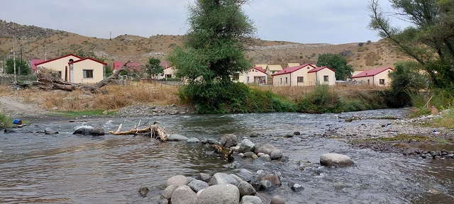 Մի տատի, որ տեսել էր երկու պատերազմ, տեղահանվել արդեն 2 անգամ, տան պատերն էր անխնա համբուրում․ Արմեն Նիազյան