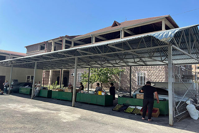 «Մեզ ևս դուր չէր գալիս փողոցում կանգնելն ու առևտուր անելը, բայց ստիպված էինք: Այժմ այստեղ ավելի հարմարավետ է».