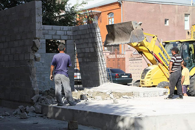Տիգրան Մեծ–Լևոն Մադոյան փողոցների խաչմերուկում ապօրինի կերպով կառուցվող շինությունը քանդվել է