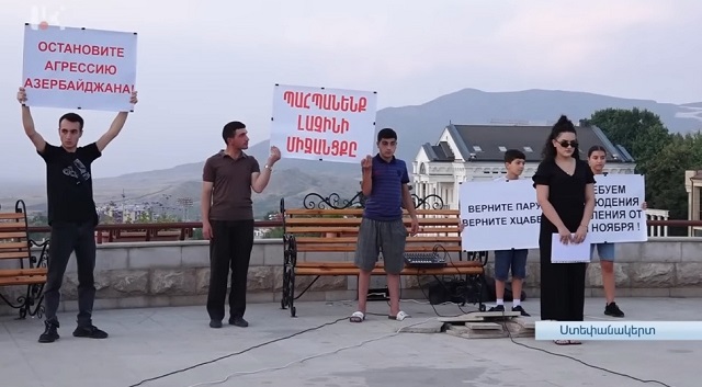 «Սա ոչ թե պայմանավորվածություն է, այլ գործարք ի վնաս ազգի». Ստեփանակերտում երեկ բողոքի ցույց էր Լաչինի միջանցքը պահպանելու պահանջով