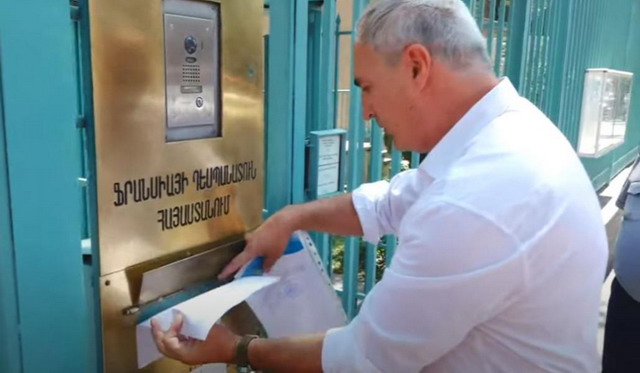 «Մինսկի խումբը պետք է սատար կանգնի, մեր հայասպան իբր թե դաշնակցի դեմը պիտի առնենք». Խզմալյանը ցույց է անում՝ Ֆրանսիային ու ԱՄՆ-ին հորդորելով խաղաղապահներ բերել Արցախ