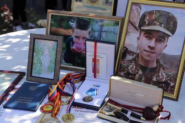 Խաչքար-հուշաքար Գյումրիում՝ հայրենիքի համար նվիրաբերած զինվորի հիշատակին