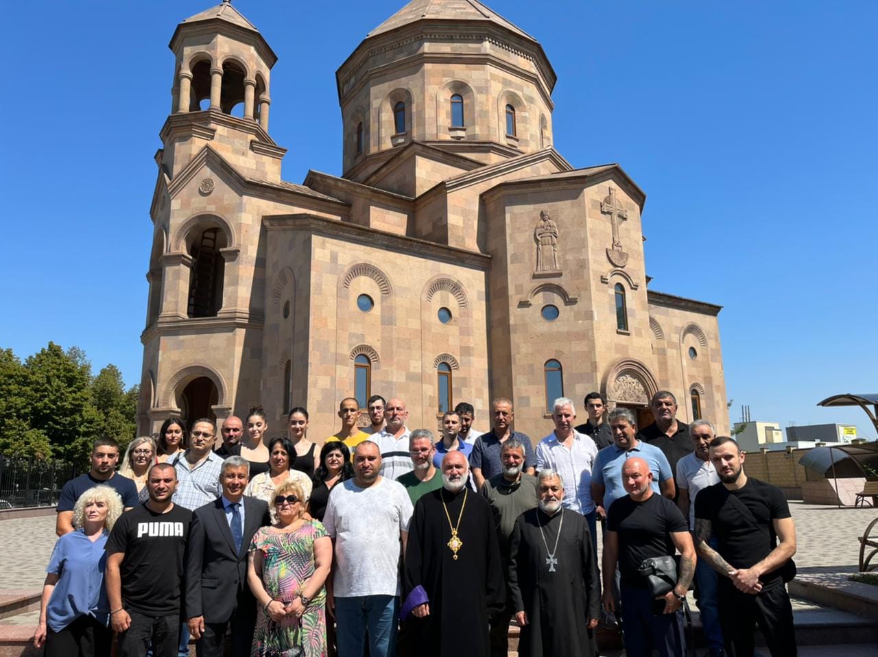 Զապորոժիեի և Դնեպրոպետրովսկի մարզեր այցելության նպատակը՝ հայ համայնքների հետ հանդիպումն էր, ռազմական գործողությունների կիզակետում գտնվող համայնքային կառույցներին դեսպանության կողմից աջակցությունը