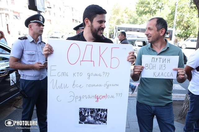 «ՀԱՊԿ տանը մարդ կա՞», «Պուտին, դուրս դասարանից». Ցույց ՌԴ դեսպանատան մոտ