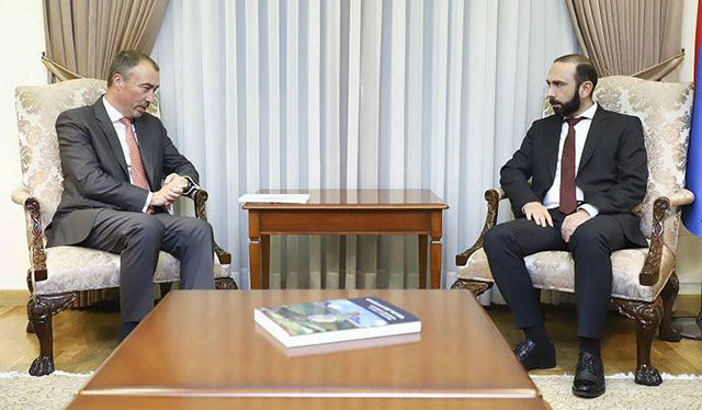 Միրզոյանն անթույլատրելի է համարել Ադրբեջանի զինված ուժերի կողմից միջազգային իրավունքի կոպտագույն խախտումները, մասնավորապես` խաղաղ բնակչության և քաղաքացիական ենթակառուցվածքների դիտավորյալ թիրախավորումը