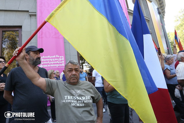 «Մեր երկընտրանքն է՝ ՀԱՊԿ կամ պետականություն»․ բողոքի ցույցեր Երևանում՝ ՀԱՊԿ-ից դուրս գալու պահանջով