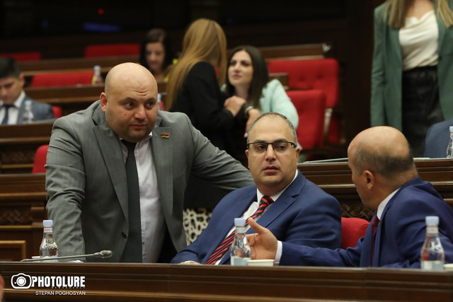 «Ֆեյսբուքում որոշ «դիվանի վրա նստած» վերլուծաբաններ փորձում են գնահատականներ տալ ԱԺ աշխատանքին, թե բա՝ ի՞նչ օրակարգ են քննարկում». Վլադիմիր Վարդանյան