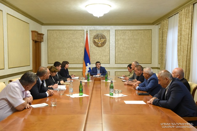 Ուղենշվել են հանրային խորհրդի գործունեության սկզբունքները. Արայիկ Հարությունյանը հանդիպել է հասարակական հատվածի մի խումբ ներկայացուցիչների հետ