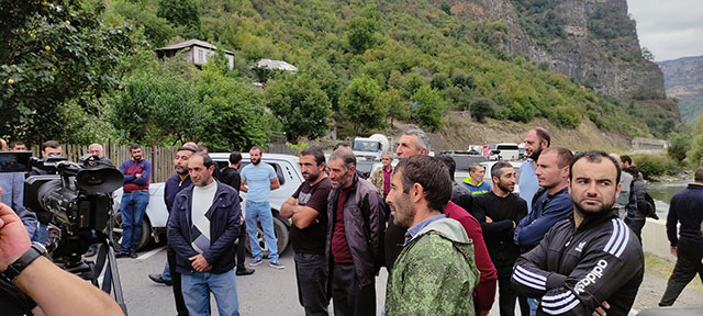 Ընտրություններից առաջ խոստացել, սակայն այդպես էլ չեն հիմնանորոգել. Լոռիում բնակիչները փակել են միջպետական ճանապարհը