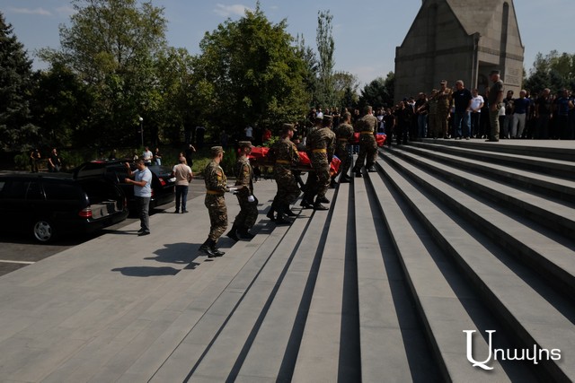 «Մի ծնող կարա գա ինձ նախատի, ես էլ գլուխս կախ պետք է լսեմ, ո՞վ ենք մենք այդ մարդկանց առաջ՝ մեր ապրածով, մեր կյանքով, ոչինչ ենք իրենց առջեւ». Վարդեւանյանի ճեպազրույցը լրագրողներին լացացրեց