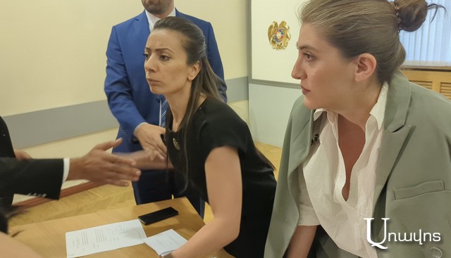 ՔՊ-ականը փորձեց հարվածել լրագրողին․ Ալեն Սիմոնյանի հրահանգով ՊՊԾ աշխատակիցները բռնի դուրս հանեցին 2 լրագրողի