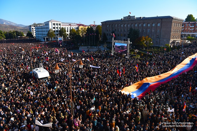 Կողմ եւ դեմ արցախյան հանրահավաքին