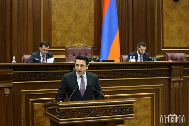 «1,5 ամիս փողոցներում ոստիկաններին է՛լ գրկեցիք, է՛լ հարվածեցիք, է՛լ վիրավորեցիք, ինչ հնարավոր էր՝ արեցիք». Ալեն Սիմոնյանի կոշտ պատասխանը՝ Գեղամ Նազարյանին ու ՀՅԴ-ին