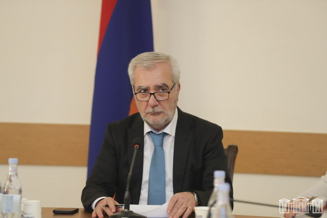 «Ընդդիմադիր մամուլը անընդհատ կողքերը պտտվում է՝ հակառակորդին տալով հնարավորություն կողմնորոշվելու, թե որտեղ ենք սպառազինության վրա փող ծախսում եւ ուր ենք հասել». Քոչարյան