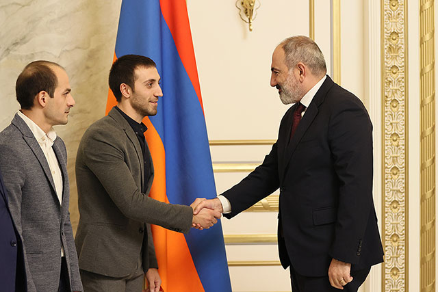 Փաշինյանը հյուրընկալել է մարմնամարզության Աշխարհի նորընծա չեմպիոն Արթուր Դավթյանին և բրոնզե մեդալակիր Հարություն Մերդինյանին