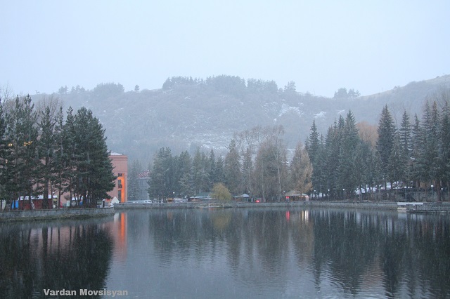 Աշոցքի, Սևանի, Ճամբարակի, Տավուշի, Սպիտակի, Վանաձորի, Սիսիանի տարածաշրջաններում ձյուն է տեղում