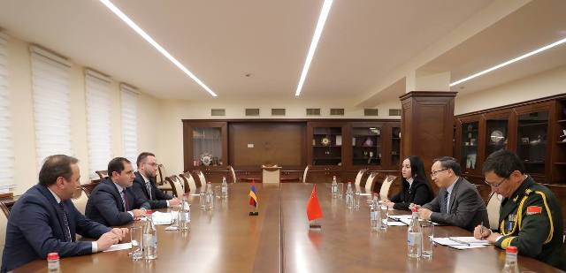 Քննարկել են պաշտպանական ոլորտում համագործակցության ընթացքը. Պապիկյանն ընդունել է ՀՀ-ում Չինաստանի դեսպանին և ռազմական կցորդին