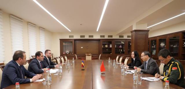 Քննարկել են պաշտպանական ոլորտում համագործակցության ընթացքը. Պապիկյանն ընդունել է ՀՀ-ում Չինաստանի դեսպանին և ռազմական կցորդին