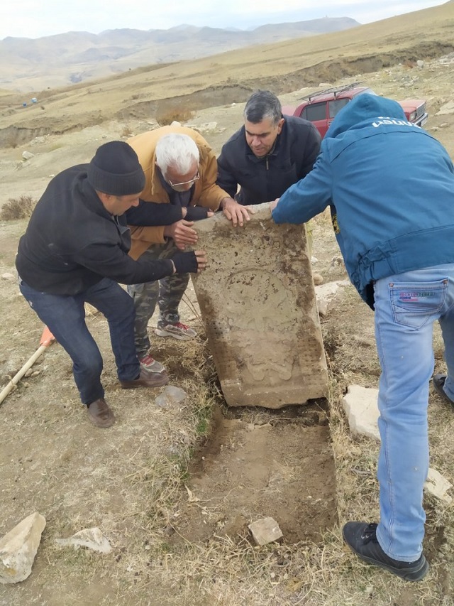 Ուղղվել և հողաշերտից մաքրվել են «Մոշաղբյուր» հին գյուղատեղիի մեծ գերեզմանոցում գտնվող երեք խաչքարները