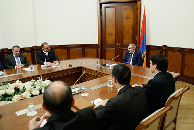 Փաշինյանը Ֆինանսների նախարարության աշխատակազմին ներկայացրել է նորանշանակ նախարարին