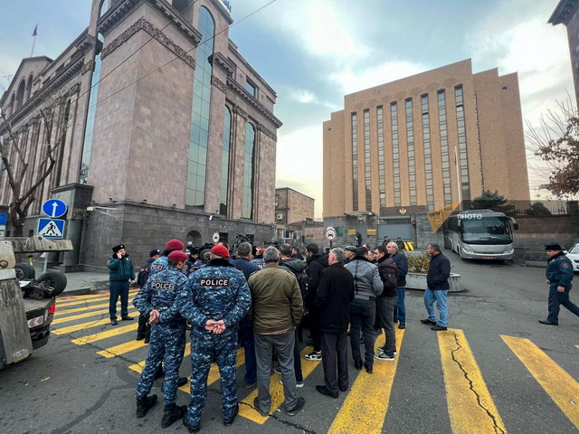 Ոստիկանները տարհանեցին ՌԴ դեսպանատան մուտքը փակած՝ ցուցարար արցախցիների մեքենաները