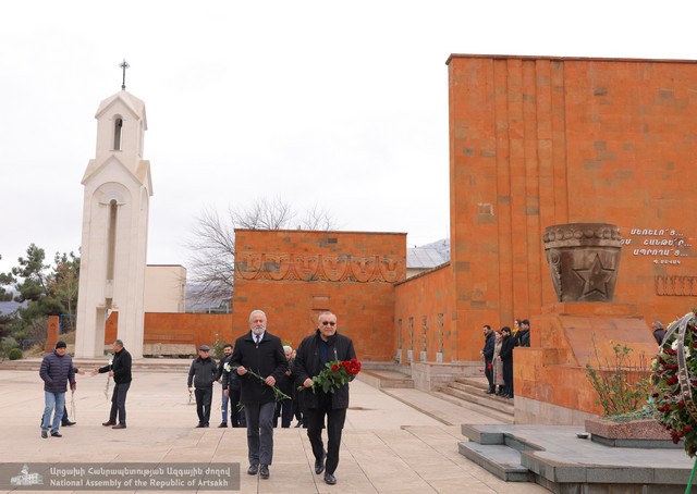 Արթուր Թովմասյանը հարգանքի տուրք է մատուցել Սպիտակի երկրաշարժի զոհերի հիշատակին