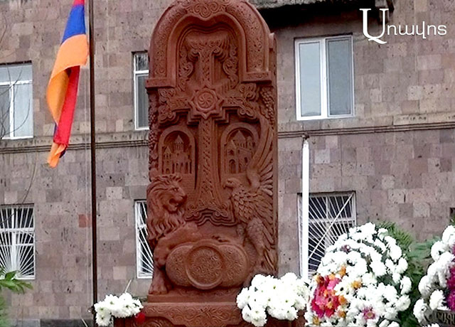 «Սա հայրենասիրության դասագիրք է բաց երկնքի տակ». Վանաձորում տեղադրվեց հերոս տղաներին նվիրված խաչքար