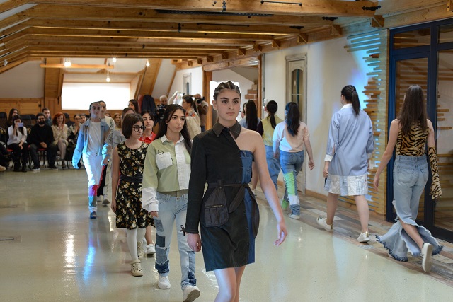 Հին հագուստից՝ մոդայի աշխարհ․ Գյումրիում էկո-հավաքածու է ցուցադրվել (ֆոտոշարք)