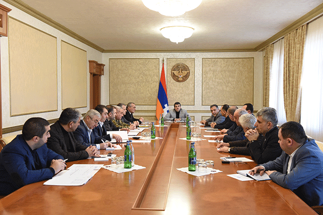 Արցախի Հանրապետության Անվտանգության խորհրդի ընդլայնված նիստում ներկայացվել են արդեն 38 օր տևող հումանիտար ճգնաժամի հետևանքները, քննարկվել են դրանց հաղթահարման մեխանիզմները