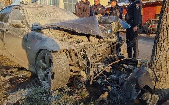 Բախվել են BMW-ն ու Chevrolet-ը, BMW-ն տապալել է երկաթե սյունն ու բախվել ծառին, կան վիրավորներ. shamshyan.com