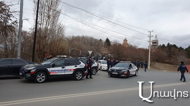 Ոստիկանները շրջափակել են Գյումրու 102-րդ ռազմաբազայի մուտքը (ֆոտոշարք)