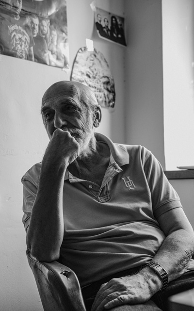 Այսօր 73-ամյա Գուրգեն Խանջյանը դարձյալ երիտասարդների կողքին է` խորհուրդներով և դիտարկումներով, այսօրվա և վաղվա մասին զրույցներով