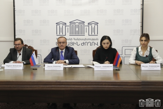 «Ադրբեջանի նպատակը հենց այն է, որ ճանապարհը բացելու դիմաց Հայաստանից որեւէ բան ստանա: Սա միջազգային մասշտաբի տեռոր է». Եղոյանը հույս է հայտնել, որ Եվրոպայի գործընկերների կողմից հարցի կարգավորմանն ուղղված քայլեր կձեռնարկվեն