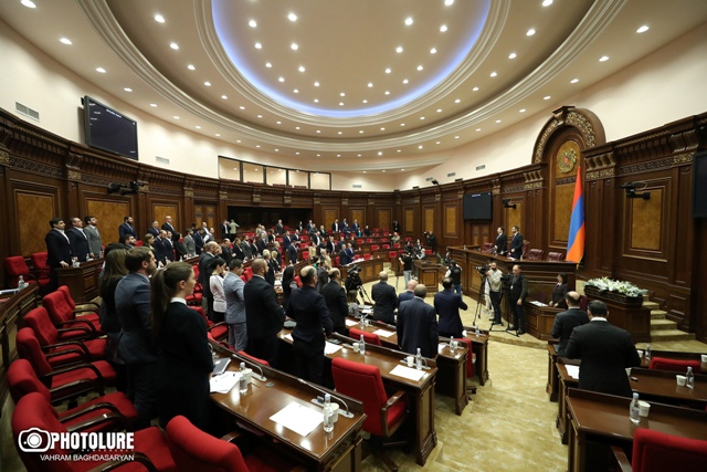 Ընդդիմադիր պատգամավորի առաջարկով ԱԺ-ն 1 րոպե լռությամբ հարգեց Սումգայիթի ցեղասպանության զոհերի հիշատակը