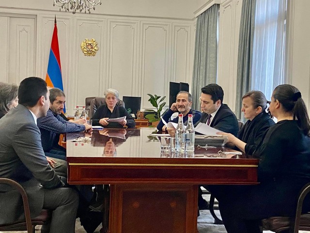 Ալեն Սիմոնյանը հանդիպել է մարտական և ոչ մարտական պայմաններում զոհված զինծառայողների ծնողների հետ