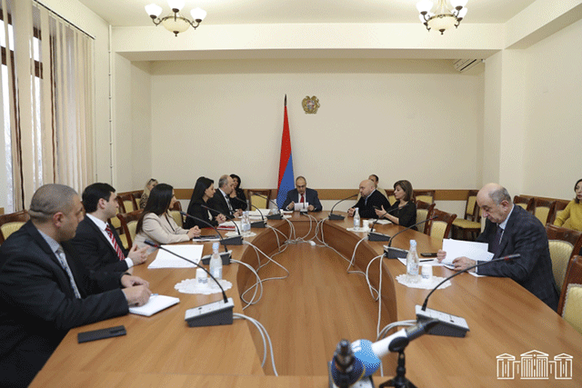 «Կարո՞ղ է մի բան գիտեք, որը մենք չգիտենք․ պարոն Առաքելյանն է չէ՞ ակադեմիայի ռեկտորը»